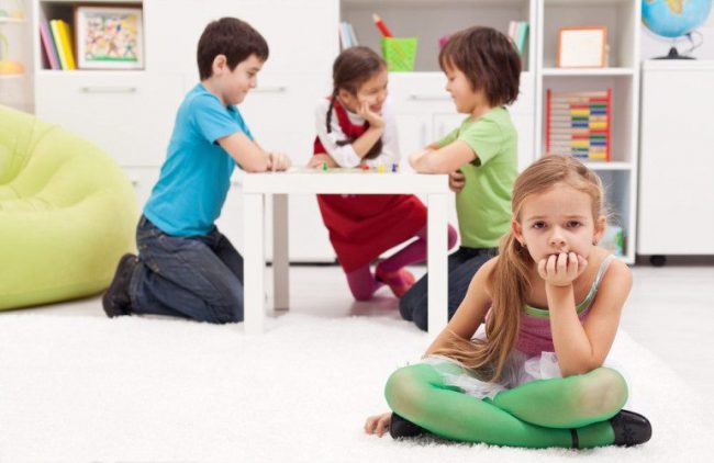 shy_toddler_wont_play_with_other_kids-770×500